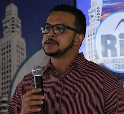 Samuel dando testemunho no Acampamento de Promotores Missões Rio