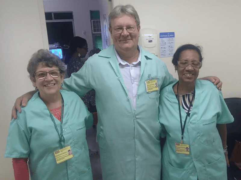 Voluntárias dedicam-se a apoiar pequenos pacientes internados na pediatria